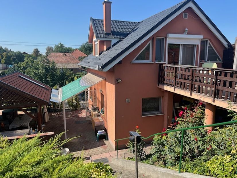 Szigethalom központban 2006-ban épült 2 szintes 86 nm 3 szobás családiház 1104 nm parkosított telekkel