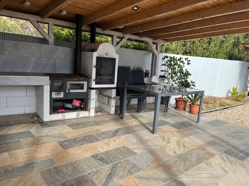 Taksony központjához közel 2 generációs 180 nm családi ház fűtött dézsafürdővel