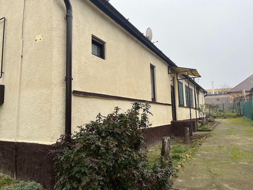 Taksony központjában, csendes mellékutcában 108 nm 3 szobás földszintes családiház