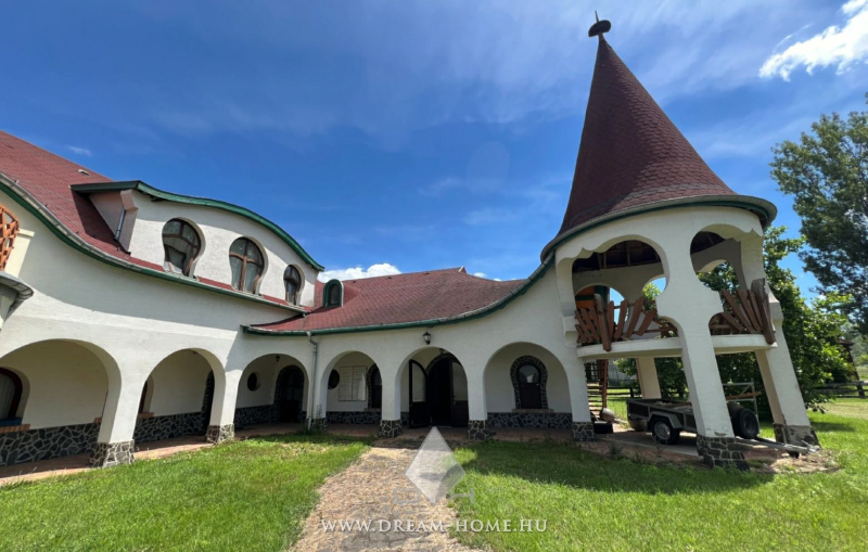 Eladó üzlethelység, Esztergom, 36000nm, 480000000 Ft