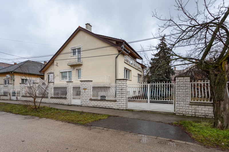 Eladó Ház, Budapest XVIII. kerület, 319nm, 120000000 Ft