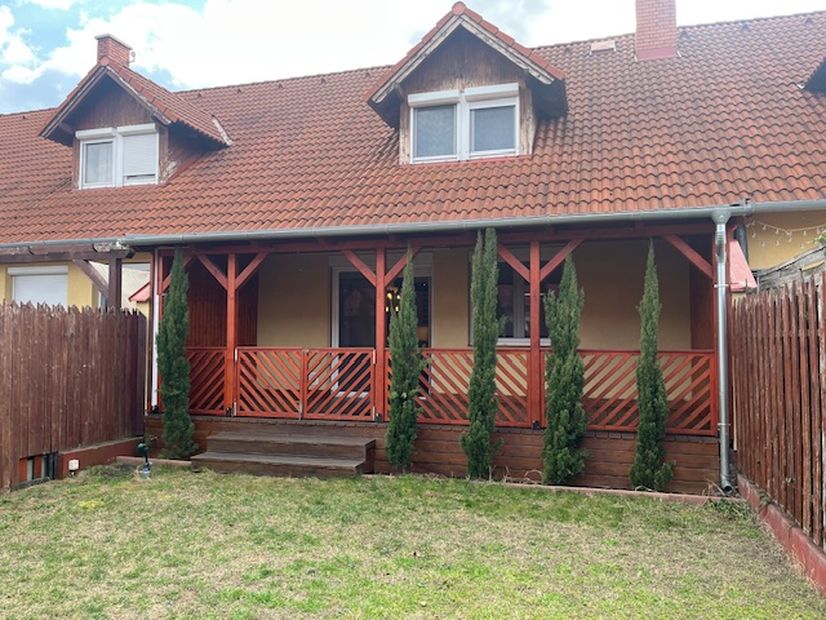 Dunaharaszti Bezerédi lakóparkban 141 nm 4 szobás felújított sorház 193 nm telekkel