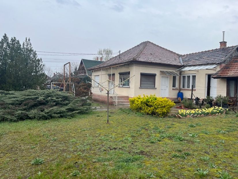 Dunaharasztin hév megállótól 10 perc sétára földszintes 100 nm 3 szobás családiház 870 nm telekkel
