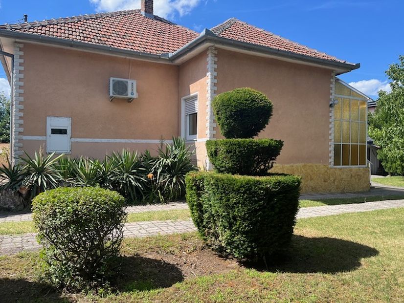 Taksony központjához közel felújított 71 nm 2 szobás családiház 575 nm parkosított telekkel