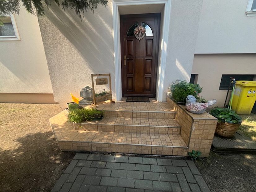 Dunaharasztin központban 160 nm felújított 6 szobás alápincézett családiház
