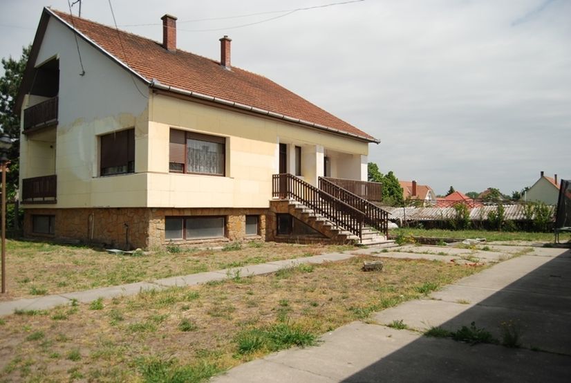 Taksony központjánál 2 szintes 137 nm 4 szobás családiház