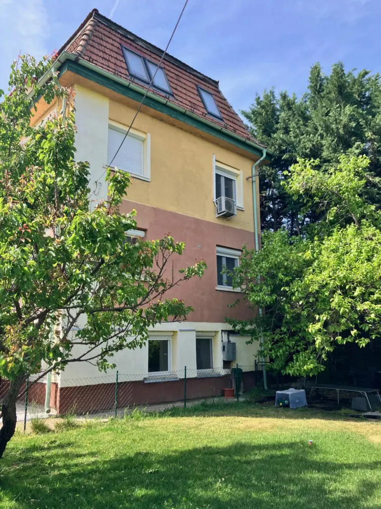 Óbuda hegyvidéki 4 lakásos kertes társasházban 2 szobás lakás 71,5 MFt!