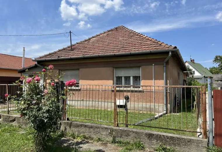 Szigethalmon hév megállótól 10 perc sétára 86 nm nappali+ 3 szobás családiház