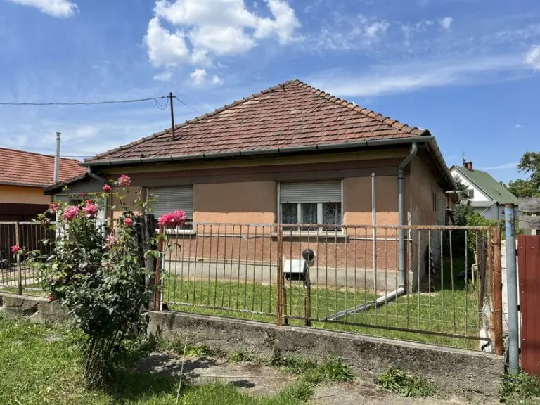 Szigethalmon hév megállótól 10 perc sétára 86 nm nappali+ 3 szobás családiház
