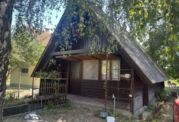 Taksonyban vízpart közeli 40 nm 1+2 szobás faház 370 nm telekkel