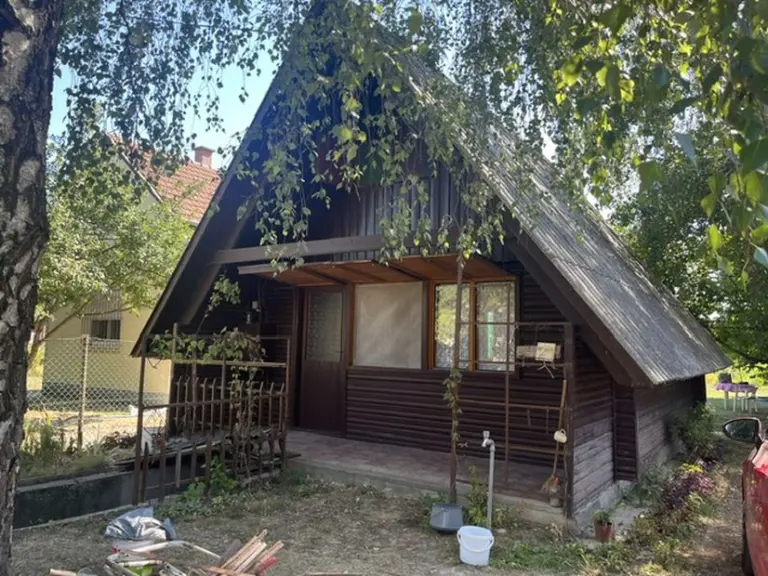 Taksonyban vízpart közeli 40 nm 1+2 szobás faház 370 nm telekkel