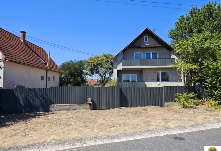 Eladó Ház, Felsőpakony, ERDŐRE NÉZŐ, FRISSEN FELÚJÍTOTT 65 M²-ES OTTHON KIADÓ FELSŐPAKONYON – BUDAPEST KÖZELÉBEN!, 65nm, 300000 Ft