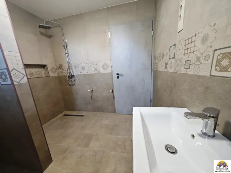 Eladó Ház, Felsőpakony, ERDŐRE NÉZŐ, FRISSEN FELÚJÍTOTT 65 M²-ES OTTHON KIADÓ FELSŐPAKONYON – BUDAPEST KÖZELÉBEN!, 65nm, 300000 Ft