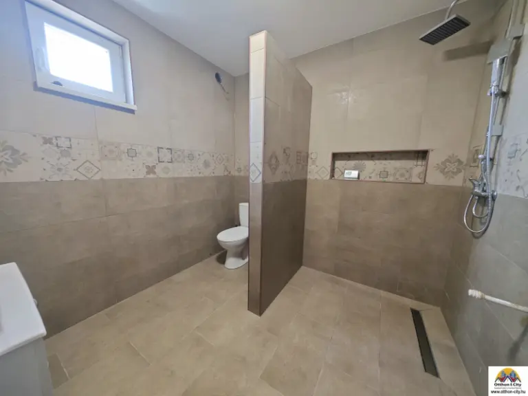 Eladó Ház, Felsőpakony, ERDŐRE NÉZŐ, FRISSEN FELÚJÍTOTT 65 M²-ES OTTHON KIADÓ FELSŐPAKONYON – BUDAPEST KÖZELÉBEN!, 65nm, 300000 Ft