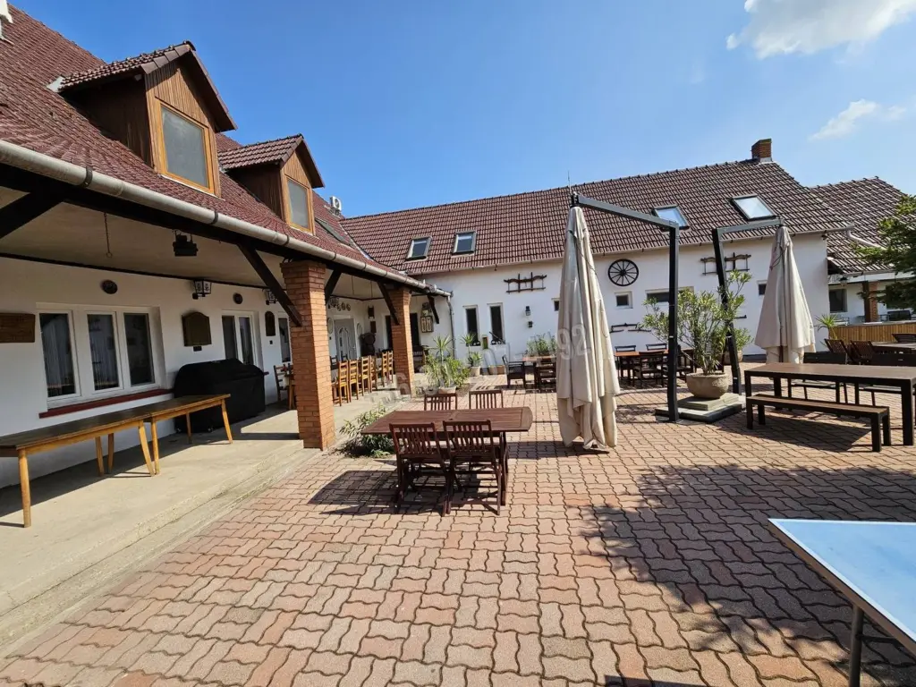 Eladó Hotel, panzió, Baks, 1062nm, 399000000 Ft