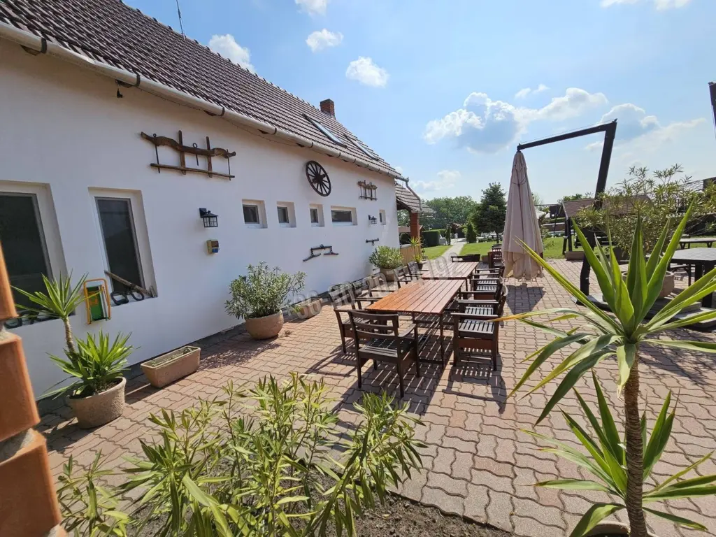 Eladó Hotel, panzió, Baks, 1062nm, 399000000 Ft