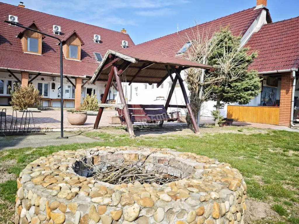 Eladó Hotel, panzió, Baks, Fő utca, 1062nm, 349000000 Ft
