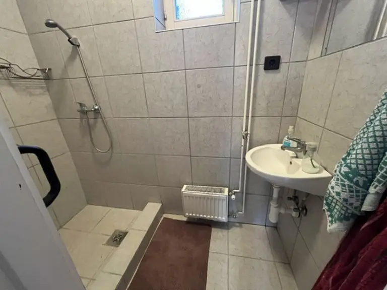 Taksonyban központ közelében 84 nm 2 szintes 3 szobás családiház