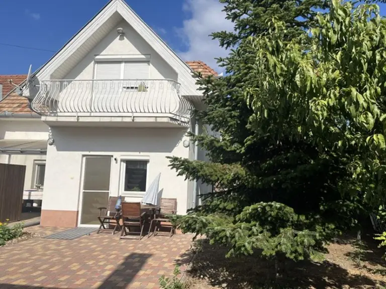 Taksonyban központ közelében 84 nm 2 szintes 3 szobás családiház
