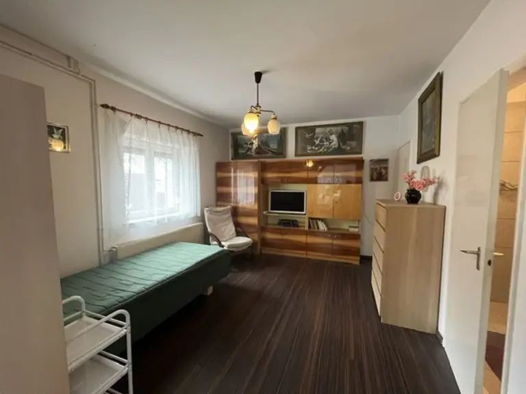 Taksonyban központ közelében 84 nm 2 szintes 3 szobás családiház